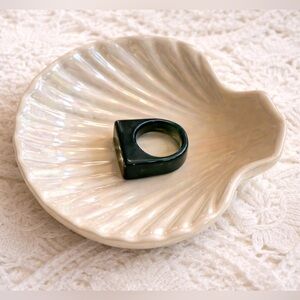 NWOT Elegant Accent Ring in Deep Green